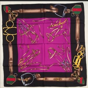 Authentic and rare Large scarf Gucci